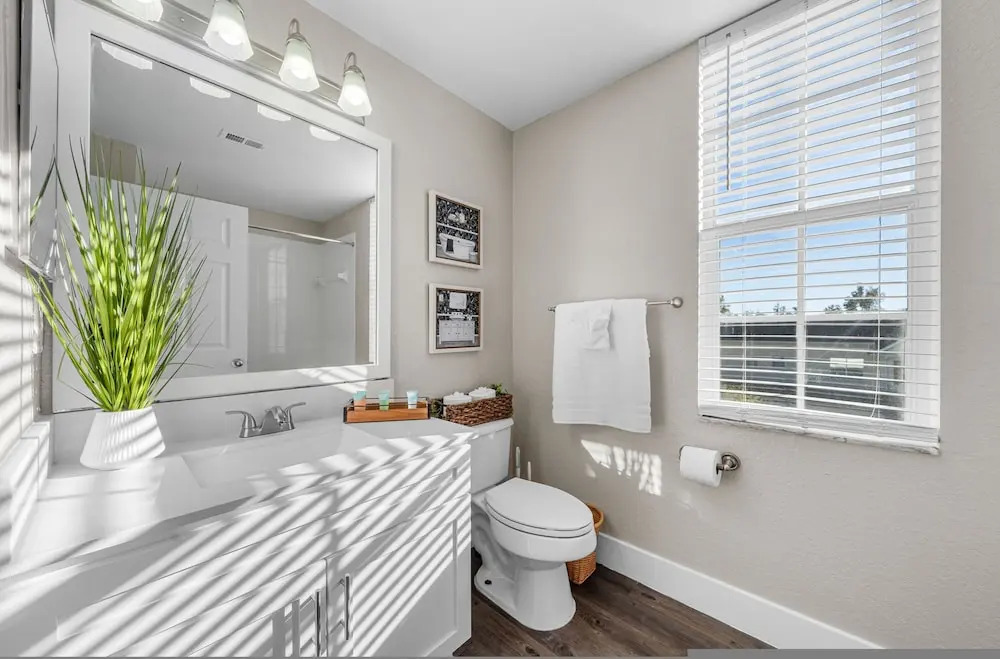 Modern 3BR 2BA Pools Gym Near Airport 5