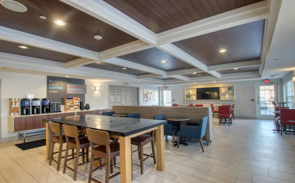 Holiday Inn Express Hotel & Suites Milwaukee Airport, an IHG Hotel