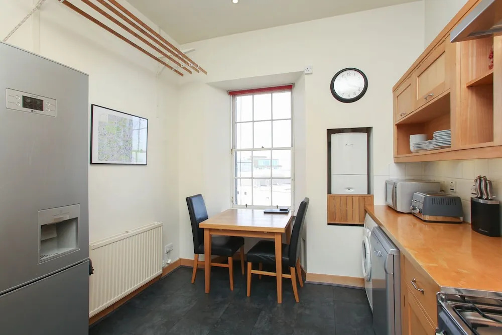 3 Bedroom Flat In Edinburgh City Centre