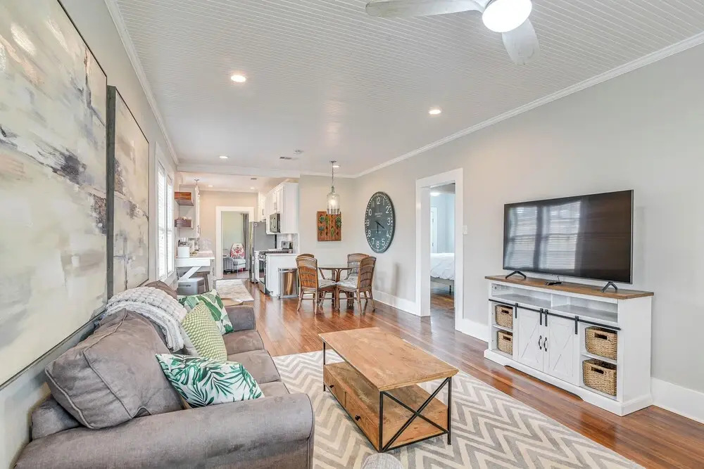 4 Mi to Moody Gardens: Sleek Home w/ Deck & Yard!