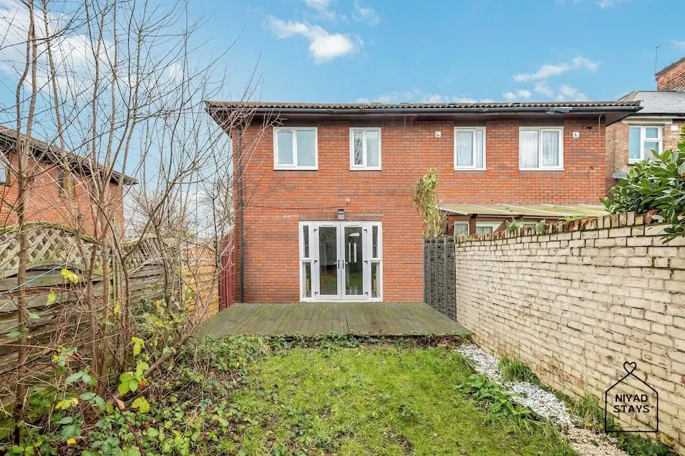 Hale Lodge, Beautiful 3 BR Home With Free Parking