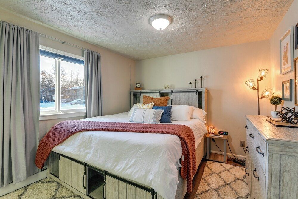 Updated Townhome: Near Airport & Shopping!