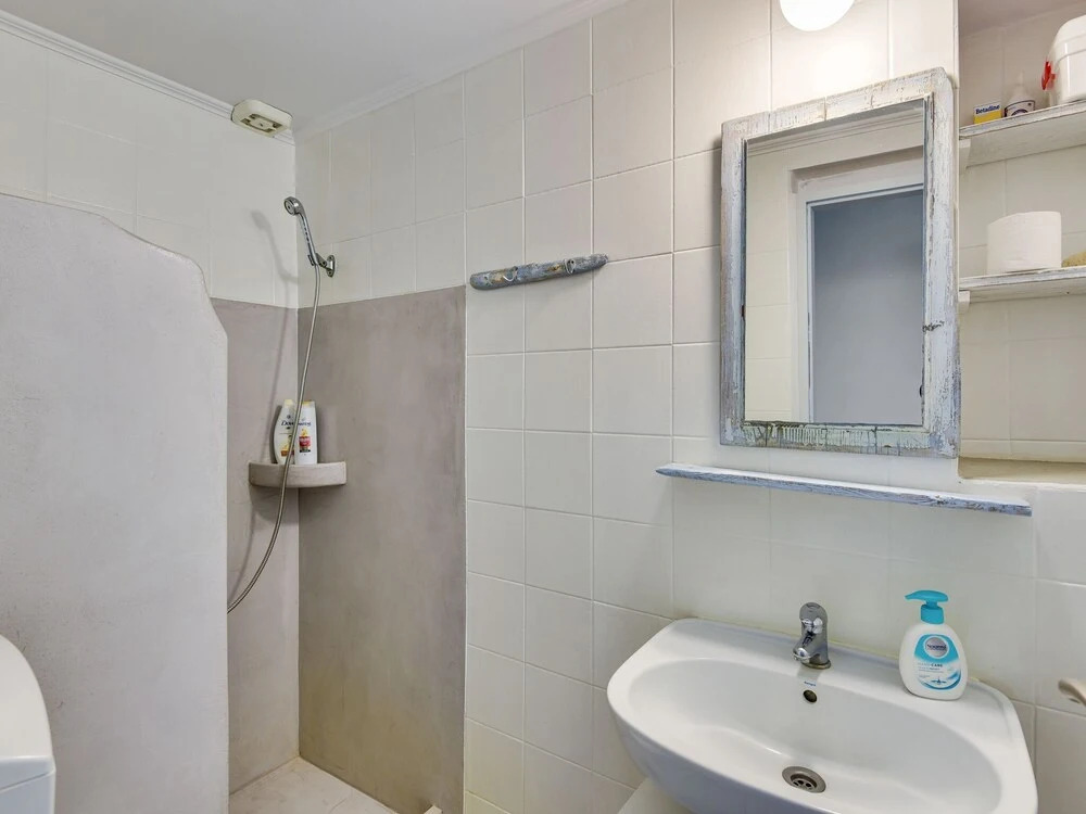 Snug Holiday Home in Tripiti with Roof Terrace near Water Sports