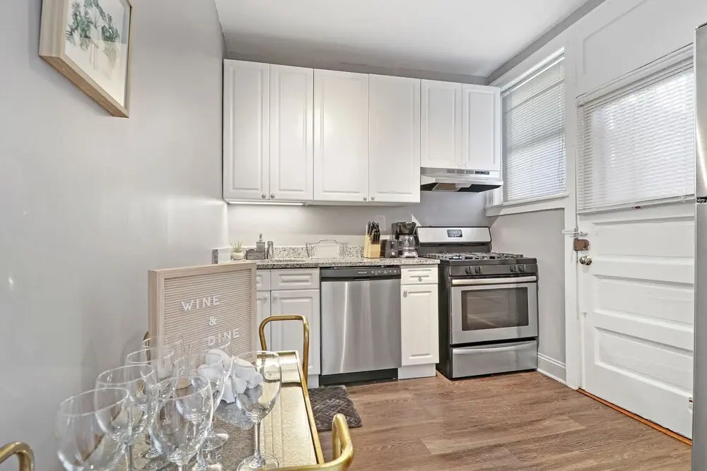 3BR Sunny and Spacious Apt in Lakeview
