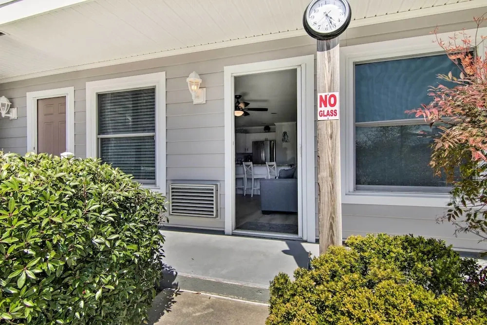 Stroll to Shore: Condo w/ Pool in Ocean City!