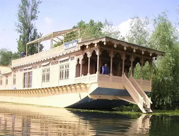Khilona Group of Houseboats