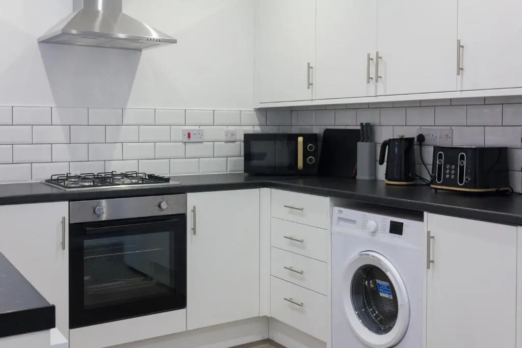 Boaler House, modern 4 Bed House with parking Sleeps 8