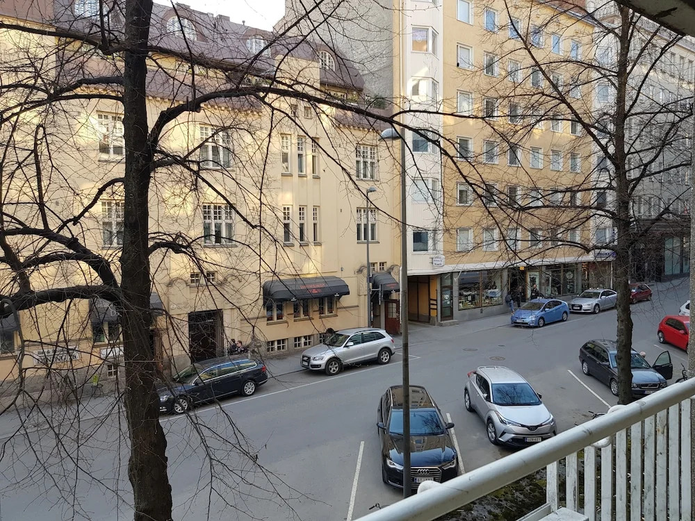 Spacious Downtown Apt with Balcony that Hosts 10