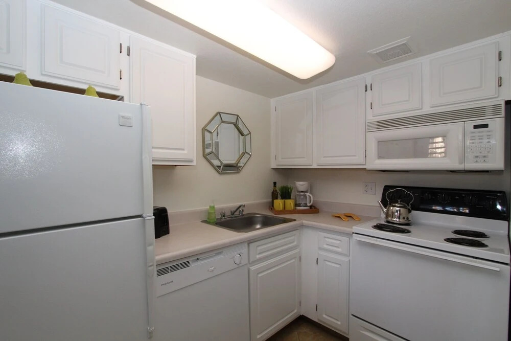 140 Fully Furnished Condo with WiFi by RedAwning