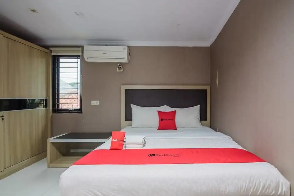RedDoorz Plus near Lippo Cikarang Mall