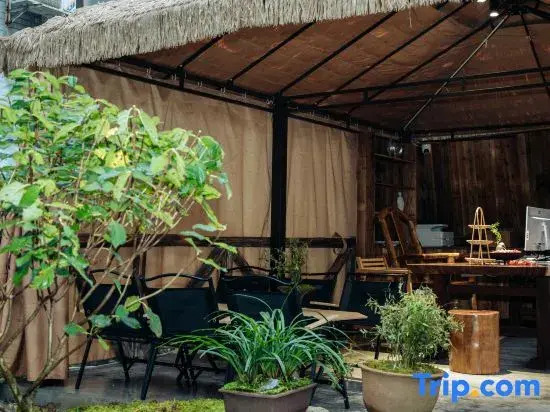 Yuncijian Private Hot Spring Homestay (Emeishan Baoguo Temple Tourist Center)