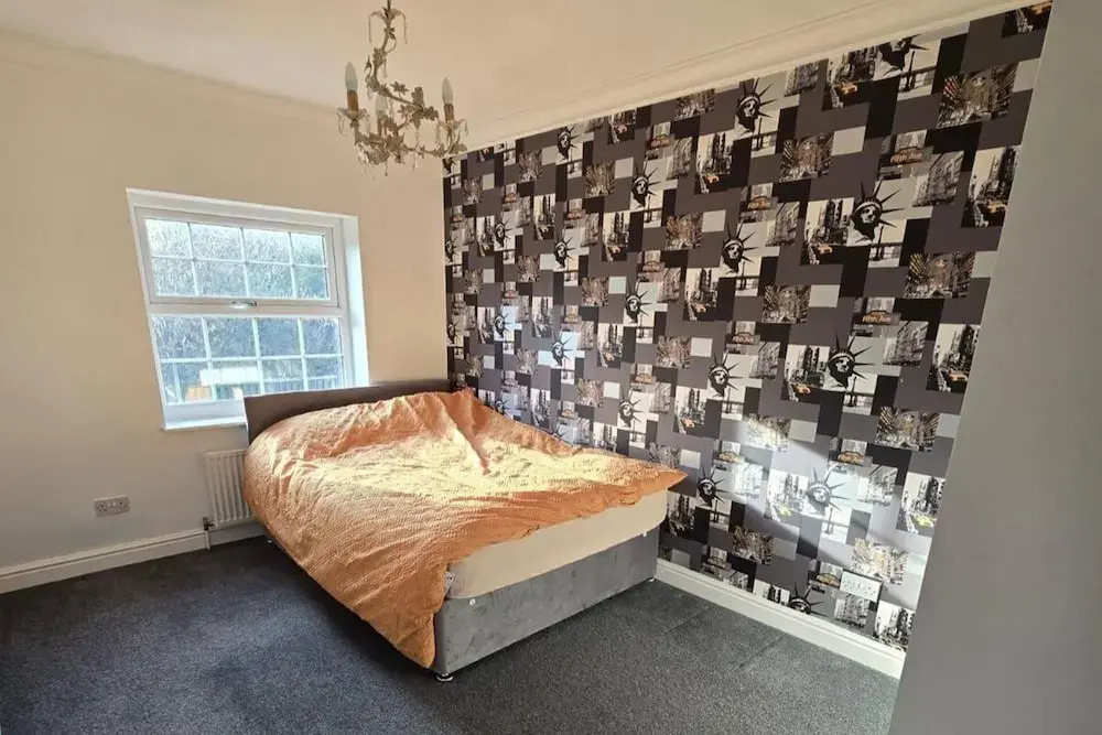 Spacious Central Home - Sleeps 7, Garden & Parking