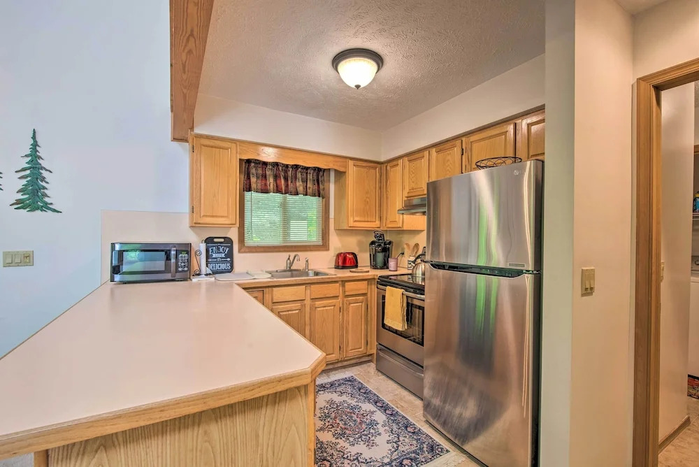 Deck & Resort Amenities: Pocono Lake Home