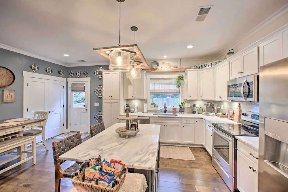 2 Mi to Downtown: Luxe Greenville Retreat!