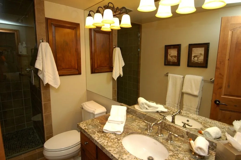 Little Nell Condominiums Unit 11, Top Floor Condo with Mountain Views, 3 Blocks to Gondola
