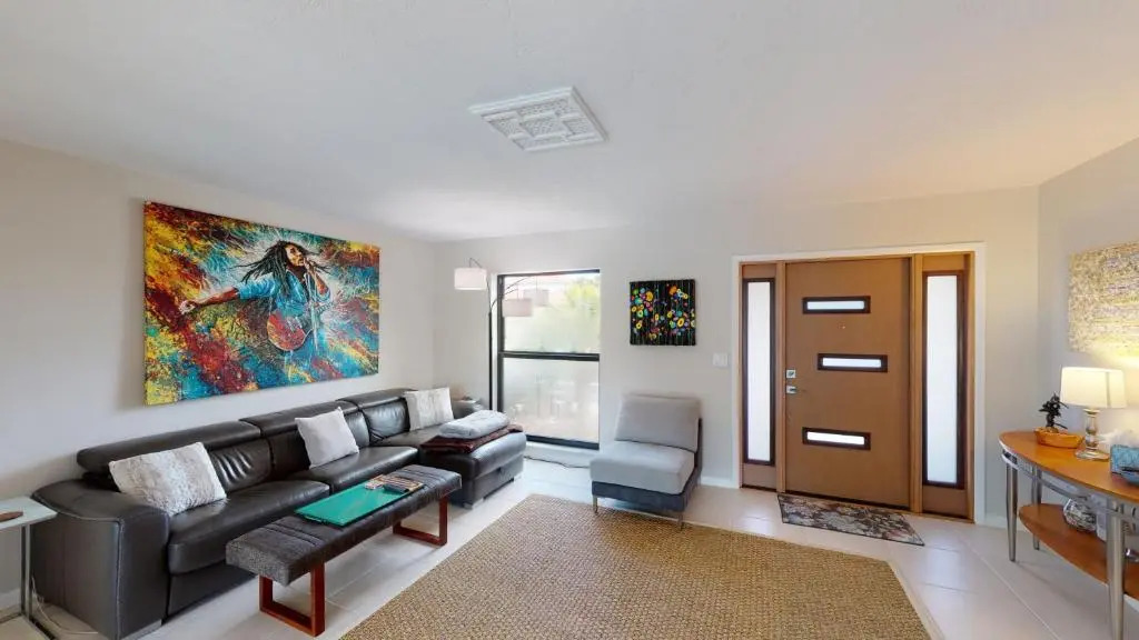 2 Bed Waterfront House I Minutes Away From The Beach