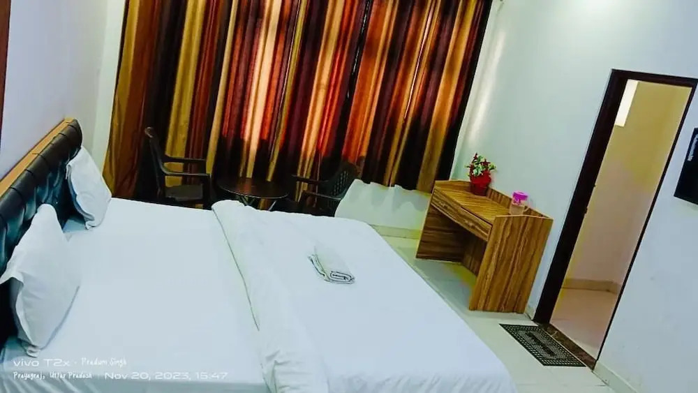 Maujis Villa And Guest House