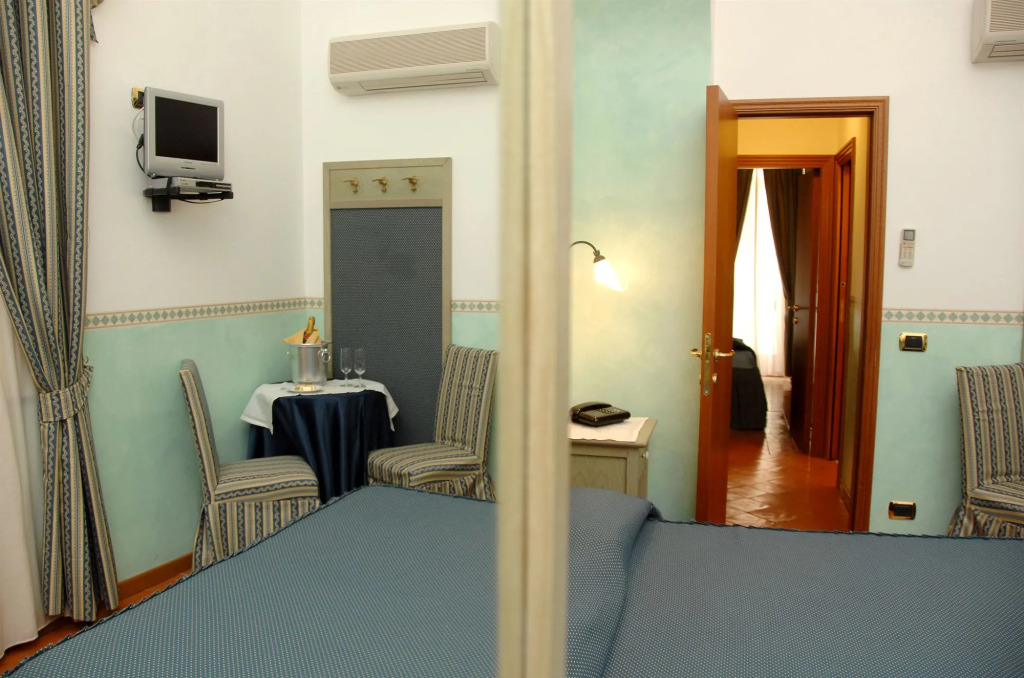 Hotel Antica Repubblica in the historical center 2 minutes away,at 170mt, from the Sea