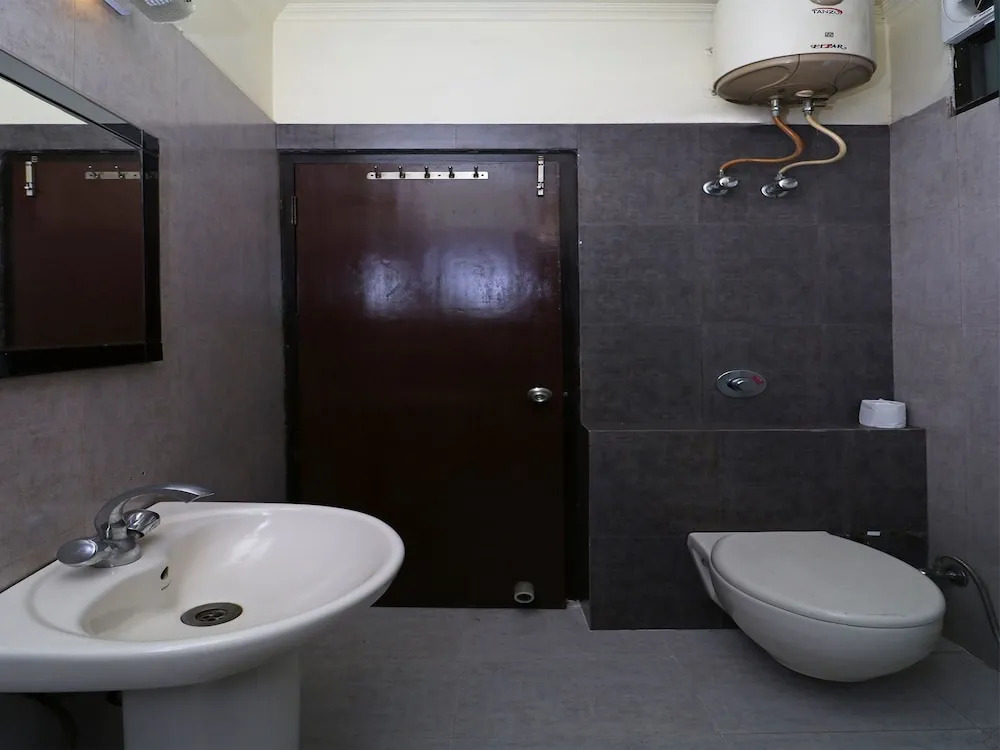 OYO 389 Hotel Applee Inn