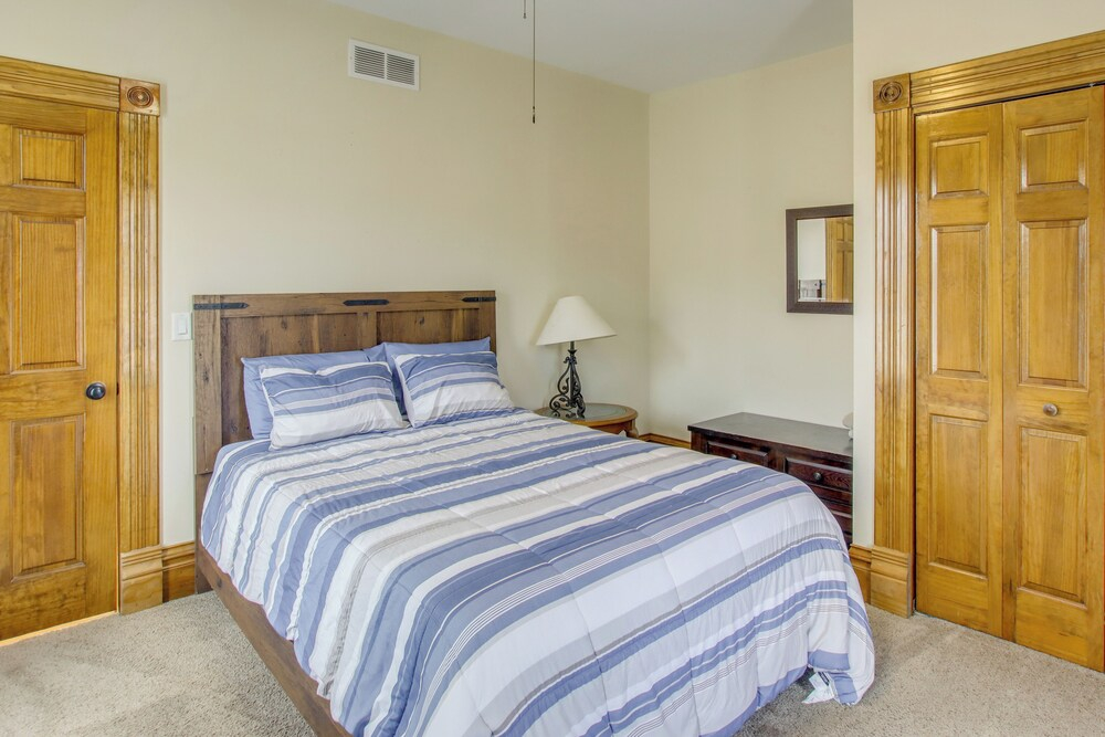 < 1 Mi to Downtown: Historic Dubuque Gem!