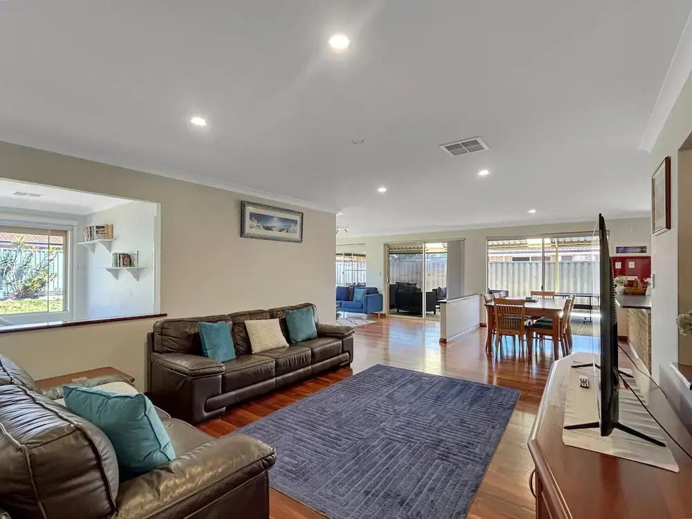 Spacious 5-bed House in Coastal Halls Head