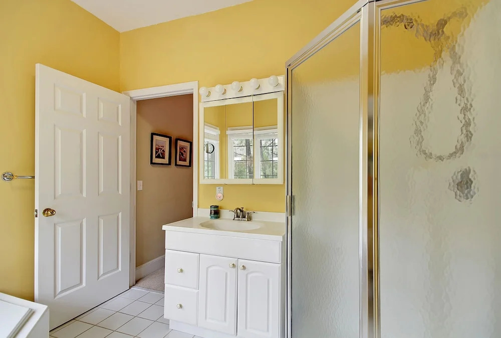 Spacious Overlooking Lagoon 5 Bedrooms 2.5 Bathrooms Home