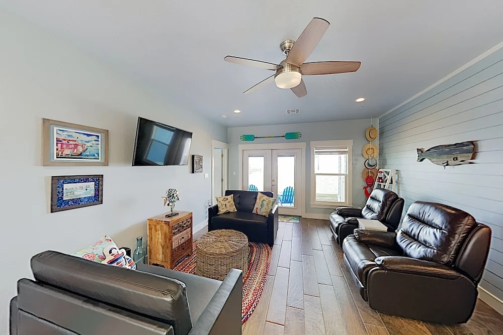 New Listing! Waterfront Copano Bay W/ Pool 2 Bedroom Condo