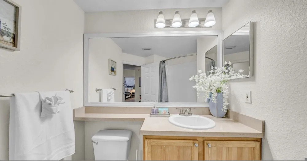 Modern 2BR 2BA Pool Gym Near Airport 9