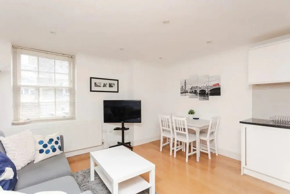 Homely 2 Bedroom Flat Near Embankment Station