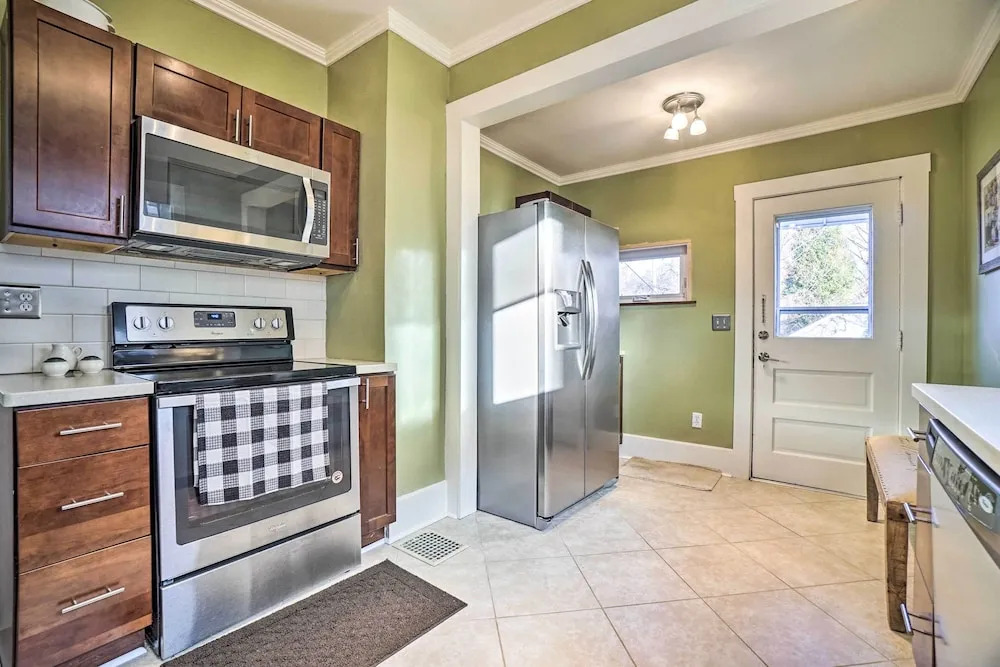 Charming & Family-Friendly Zanesville Home