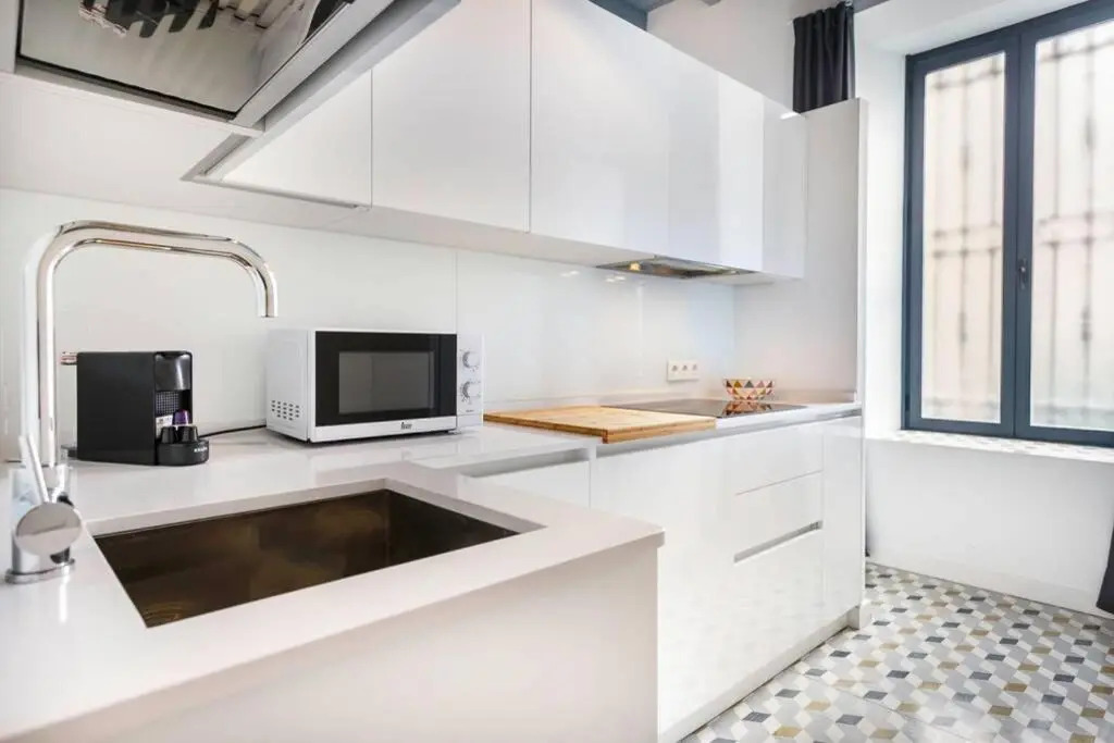 Pop Art, 2BD ground Central Apartment