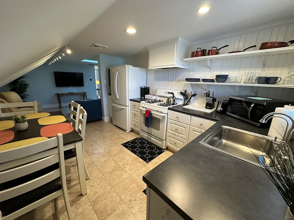 86 Dr Marcus House - Popular Broadway Area 6 Bedroom Home