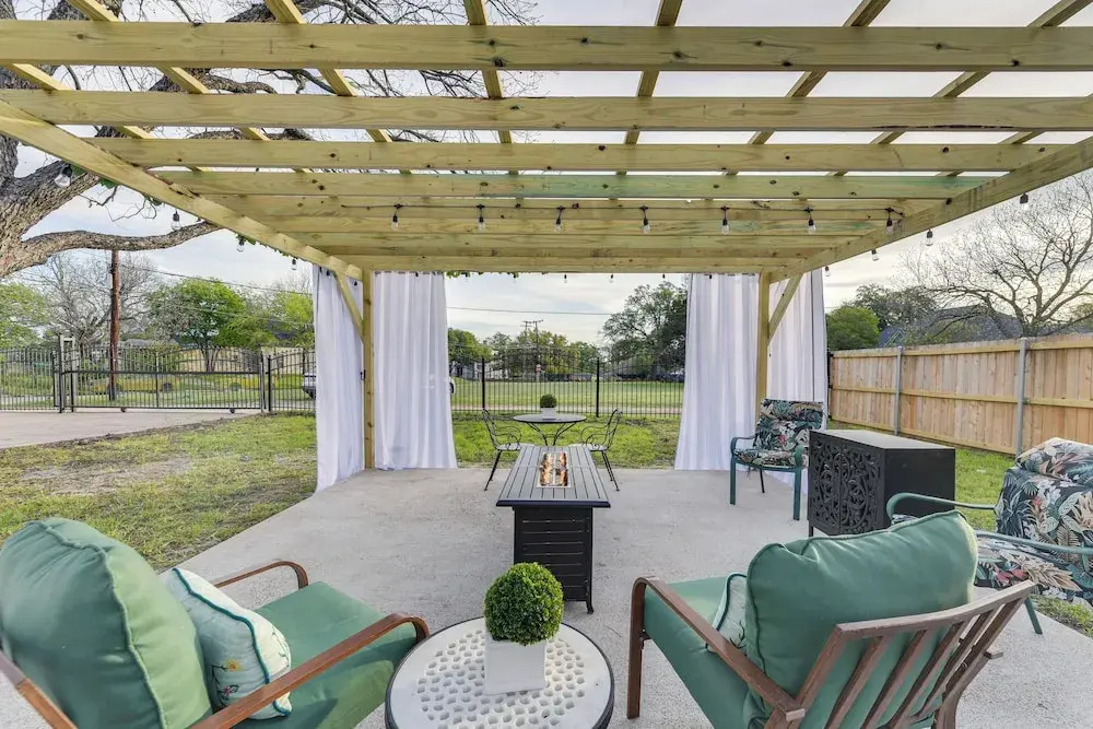1 Mi to Dtwn Waco! Lovely Home w/ Fire Pit Table