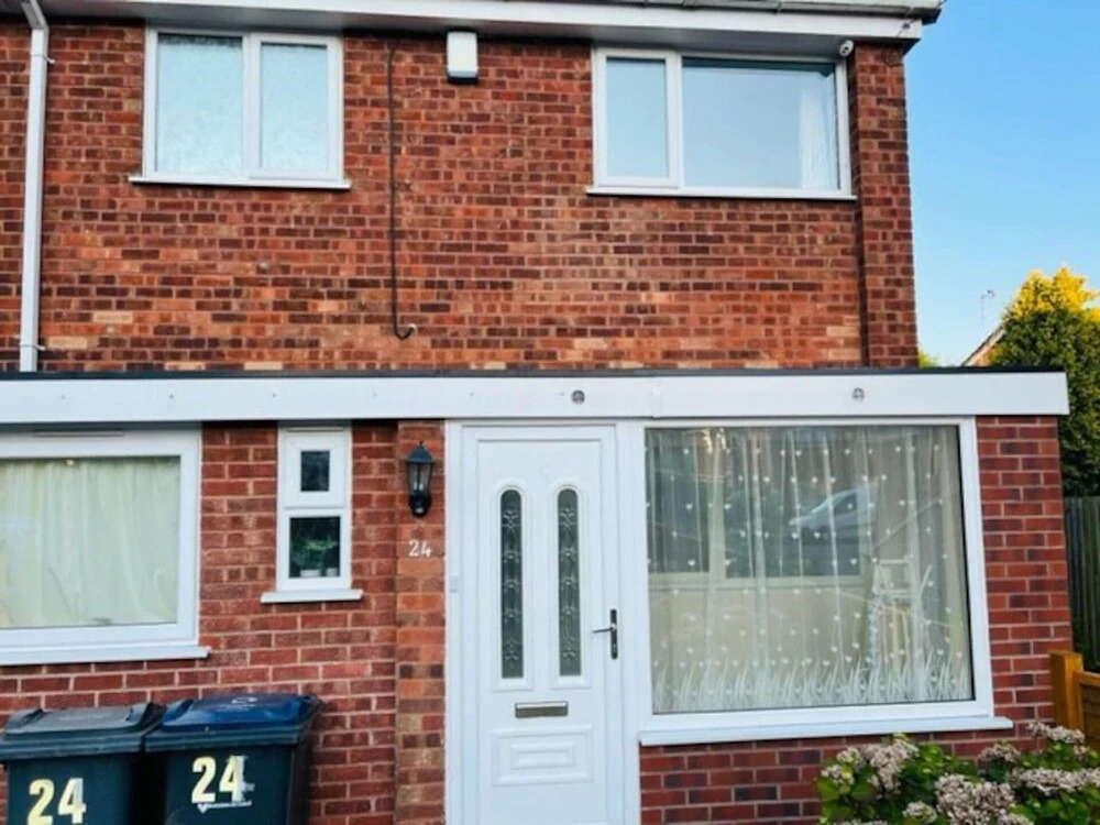 4 Bed House - Sleeps 9 - Garden - Parking - Wifi
