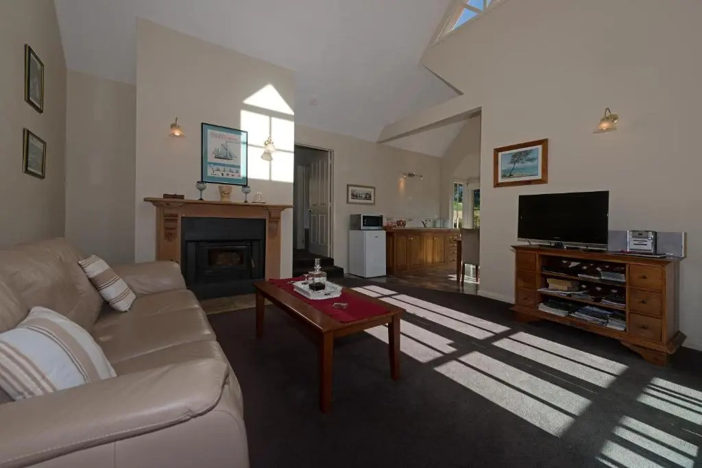 CRABTREE RIVERFRONT COTTAGES 2 cottages EMILY & ELIZA COTTAGES Beautiful riverfront peaceful location RELAX & ENJOY
