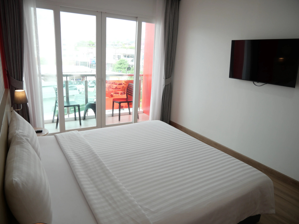 SLEEP WITH ME HOTEL design hotel @ patong