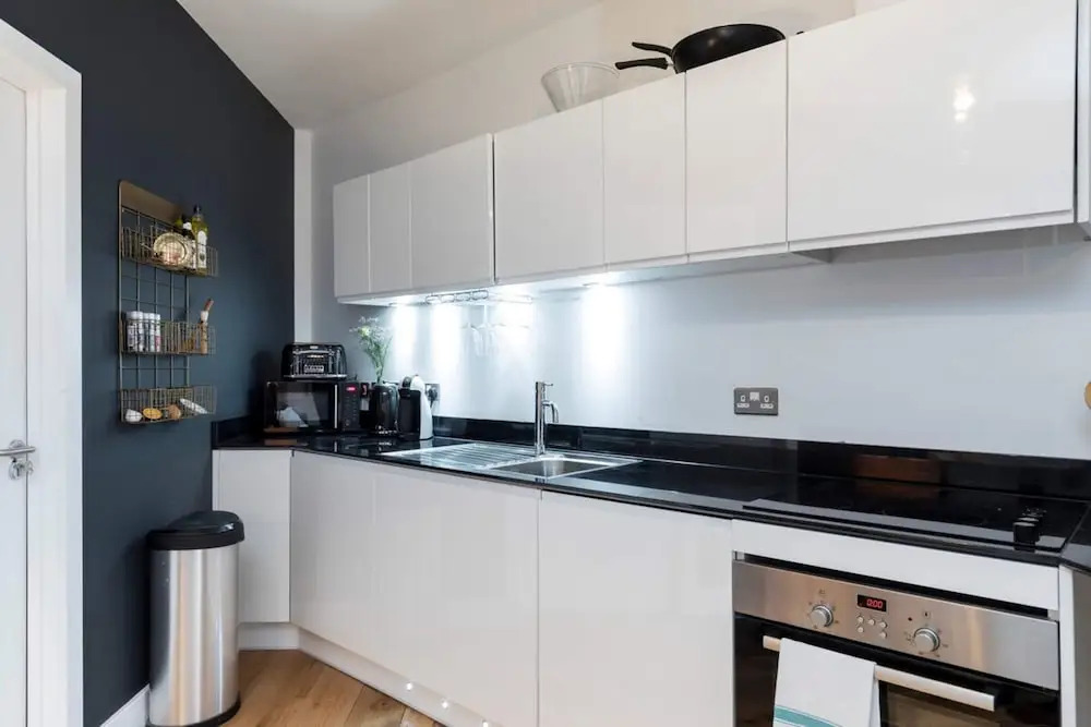 Modern & Designed 2 bed Penthouse Apt Sleeps Five