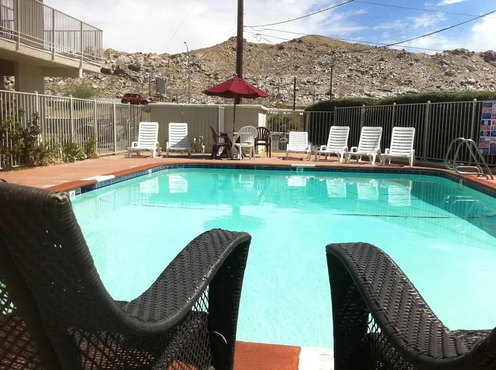 Hilltop Inn & Suites