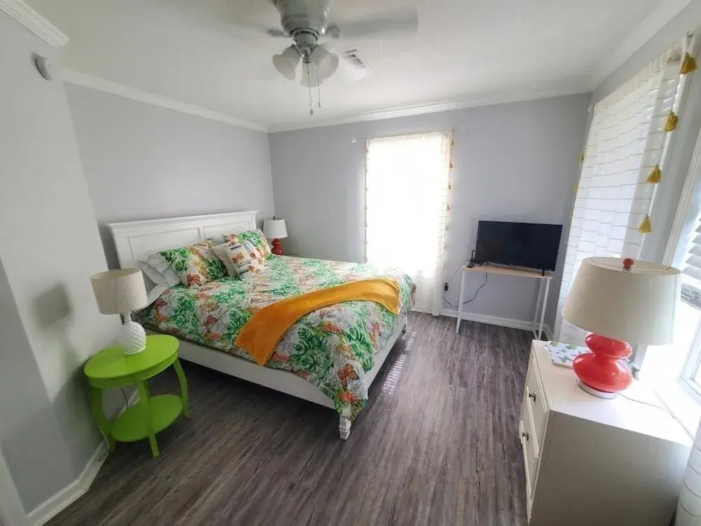 All Decked Out - 4 Beds, Pool & Pets Welcome 4 Bedroom Home