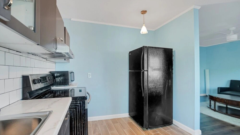 Newly Renovated Luxury Apartment Near Coffee Shops & More! 2 Bedroom Apts by Redawning