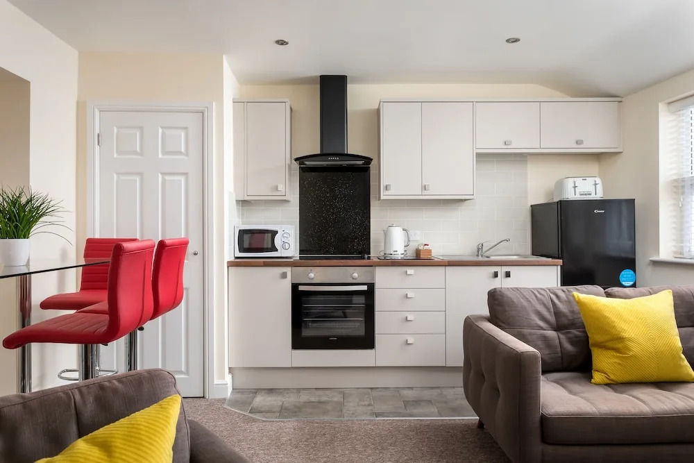Elliot Oliver - 2 Bedroom Town Centre Apartment