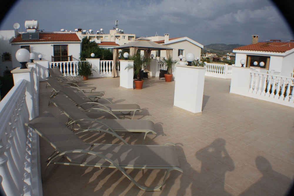 Huge ! Lovely! Private! Villa in The Heart Of Coral Bay! Car Not Essential !
