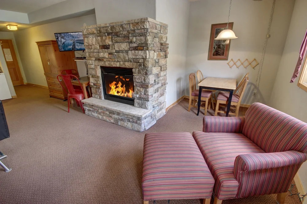Gateway Lodge 5016
