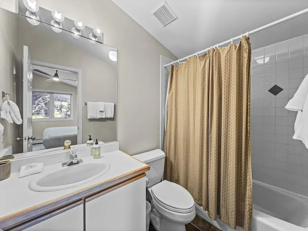 Legends 10 4br 4ba 4 Bedroom Townhouse by RedAwning