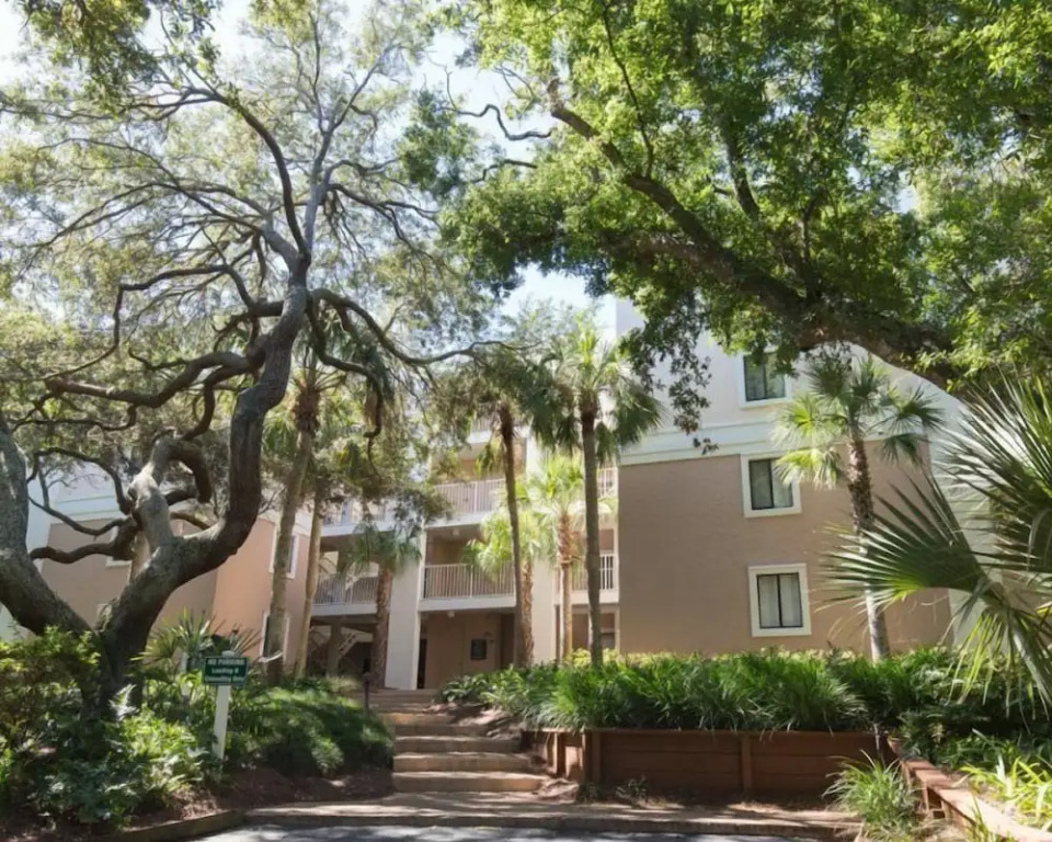 2077 Beachwood