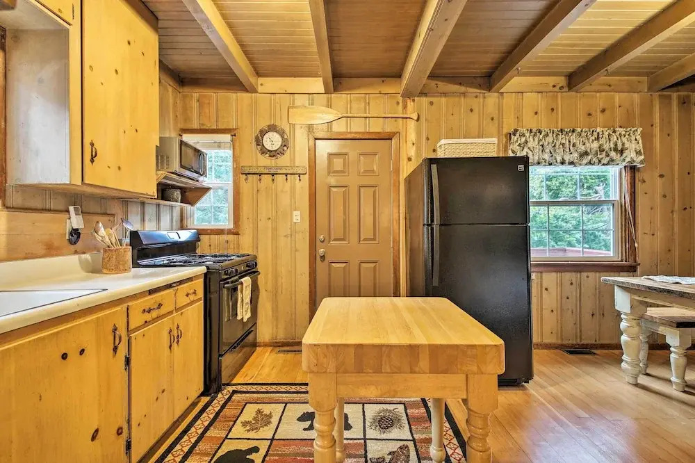 Vintage Snow White Cottage ~ 2 Miles to Village