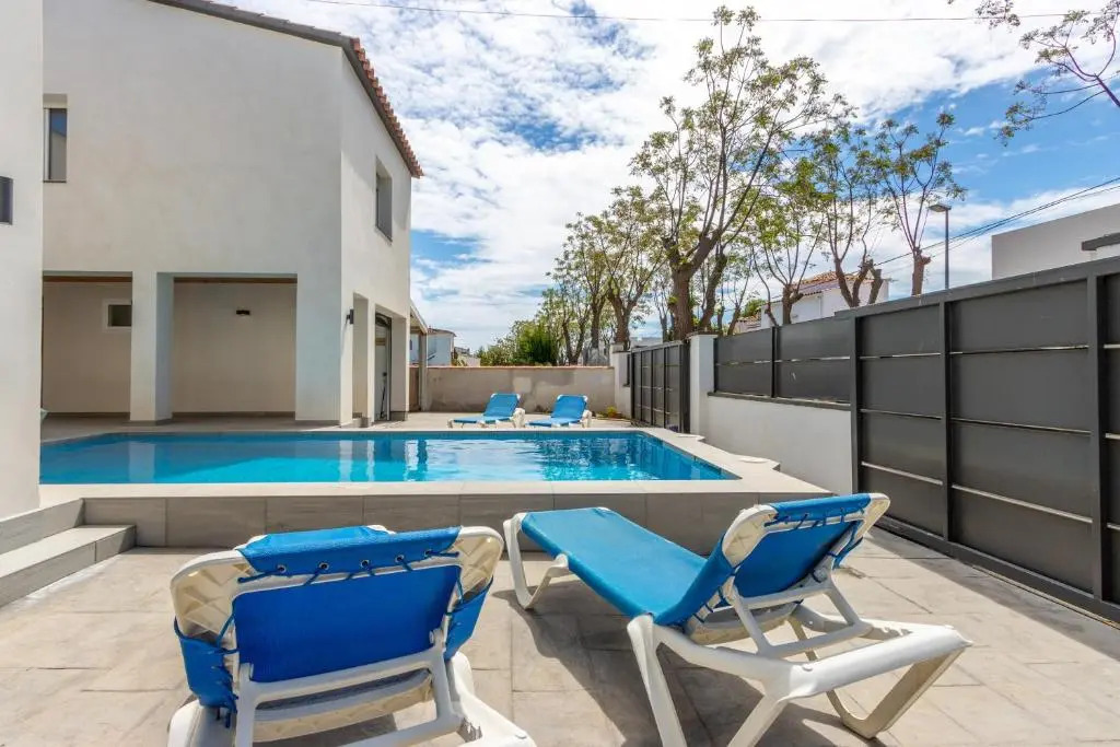 Goldhome - New house with private heated pool, parking, wifi, games room