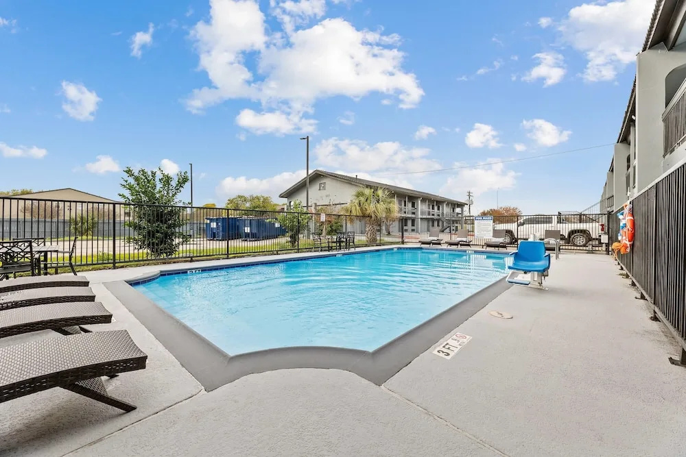 Days Inn & Suites by Wyndham Texas City - Galveston Area