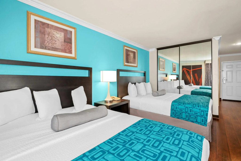 Howard Johnson by Wyndham Pasadena
