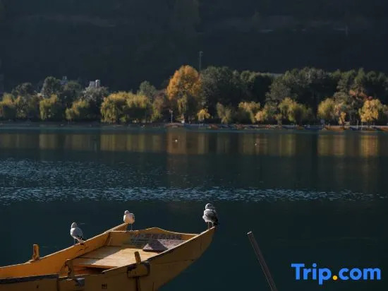 Yan sit lake view luxury B&B (Lugu Lake pig trough boat tour lake big falling water village store)